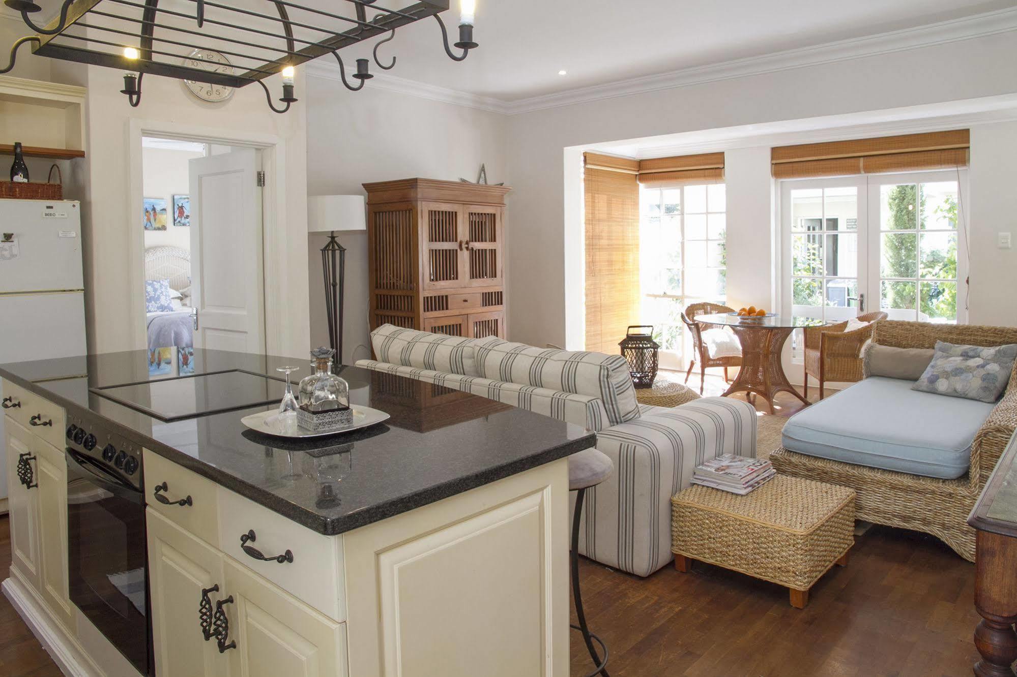 Admiralty Beach House Порт-Элизабет Экстерьер фото